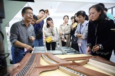 德国格拉夫钢琴工厂参观记 严谨工艺让所有人汗颜