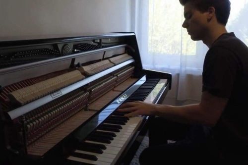 钢琴中央C 是低音C还是高音C？